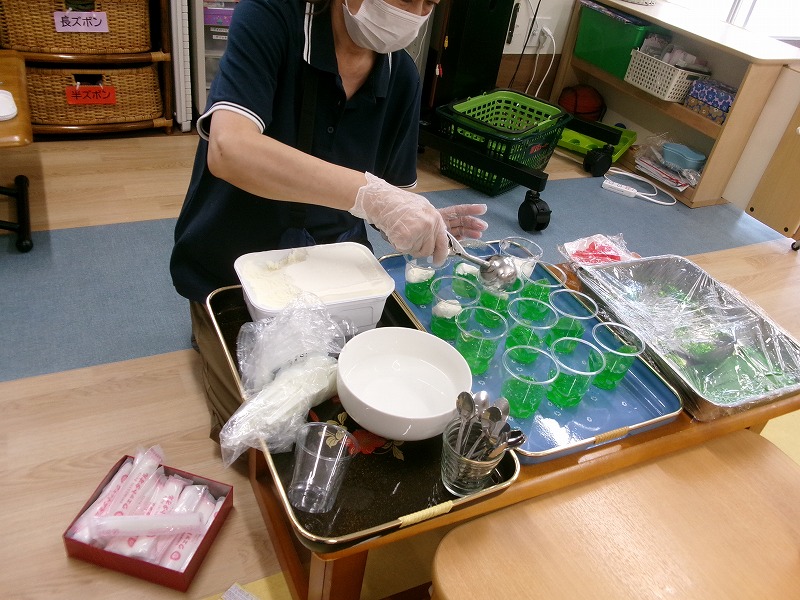 ゼリーのおすそ分け(パンダルーム)